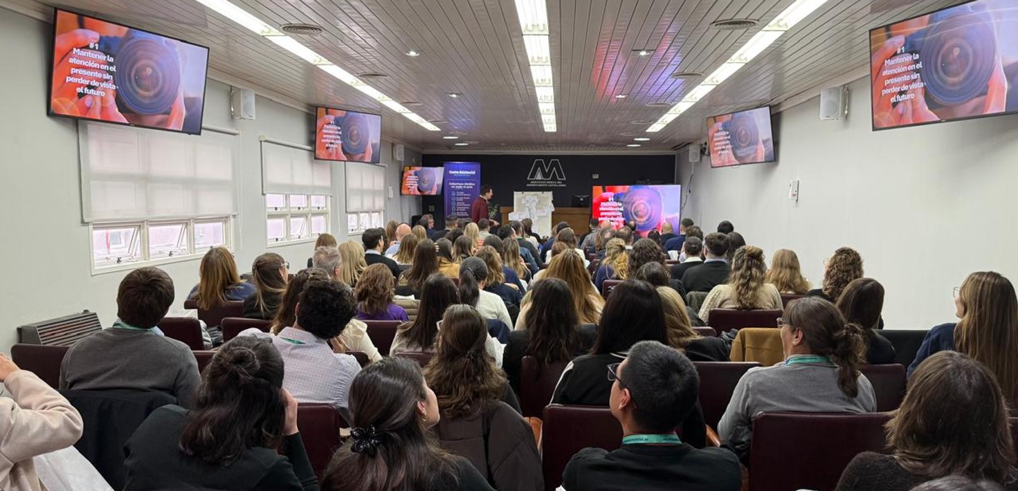 Sala repleta en el Auditorio Dr. Ren&eacute; Favaloro. Charla sobre el rol de Recursos Humanos