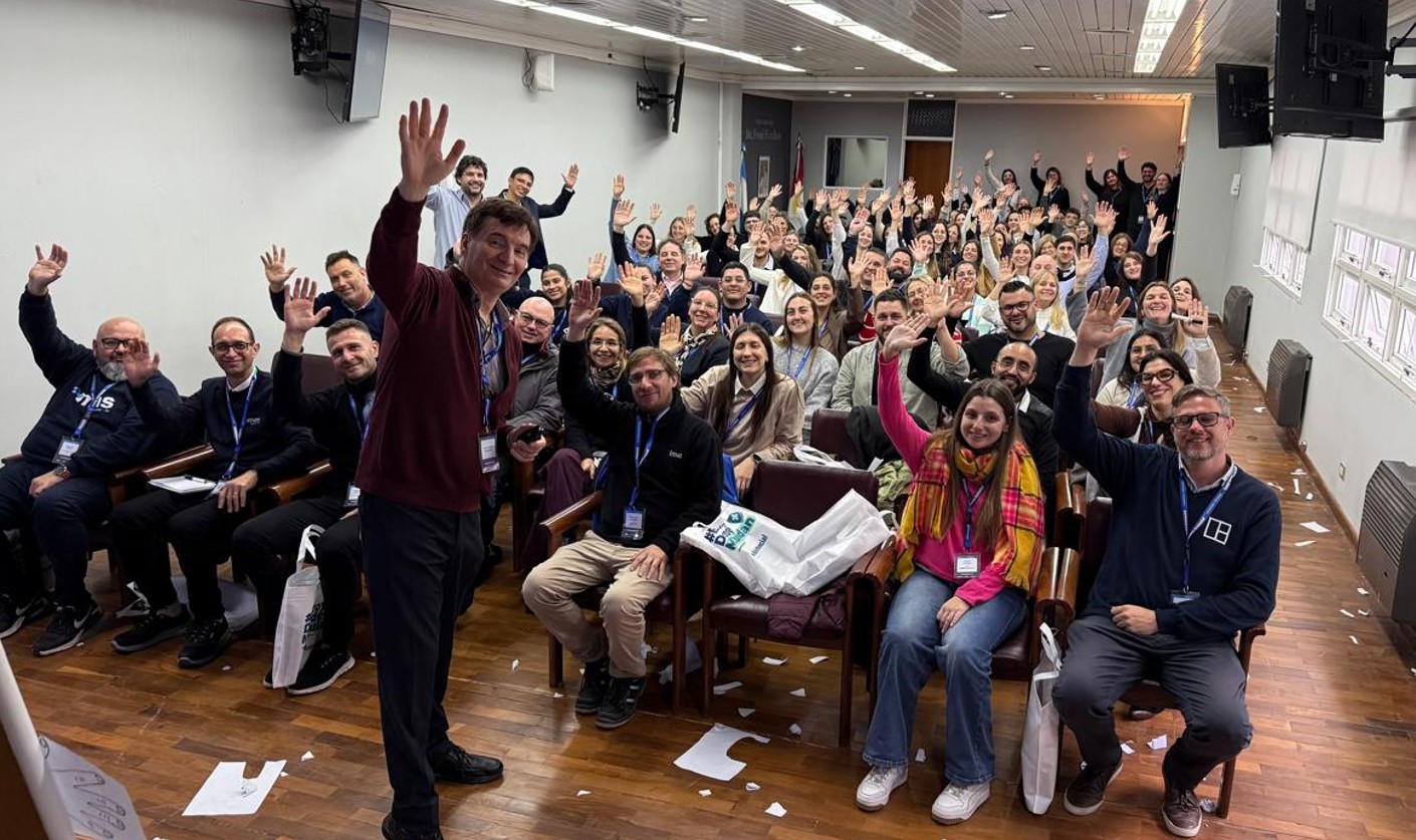 Luis Mar&iacute;a Cravino junto a un centenar de l&iacute;deres en la Charla sobre el rol de Recursos Humanos
